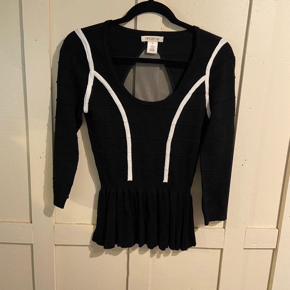 Arden B. Mesh back ruffled hem long sleeve black with white outline top size xs